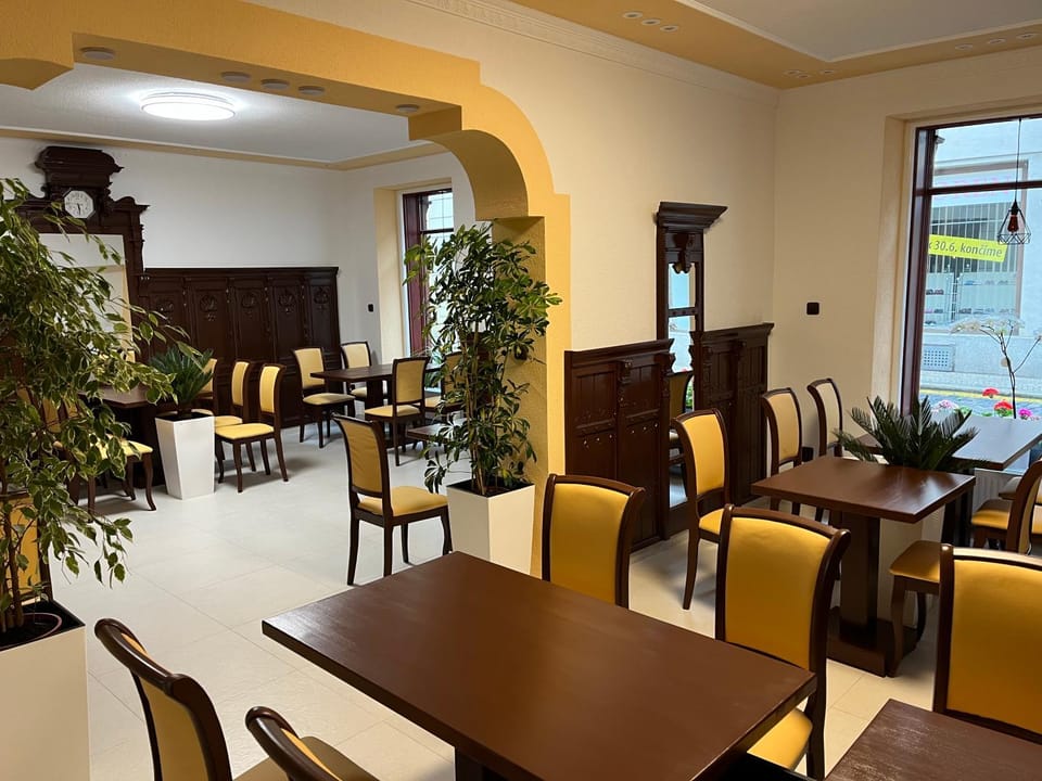 Restaurant/places to eat, Banquet/Function facilities, Seating area
