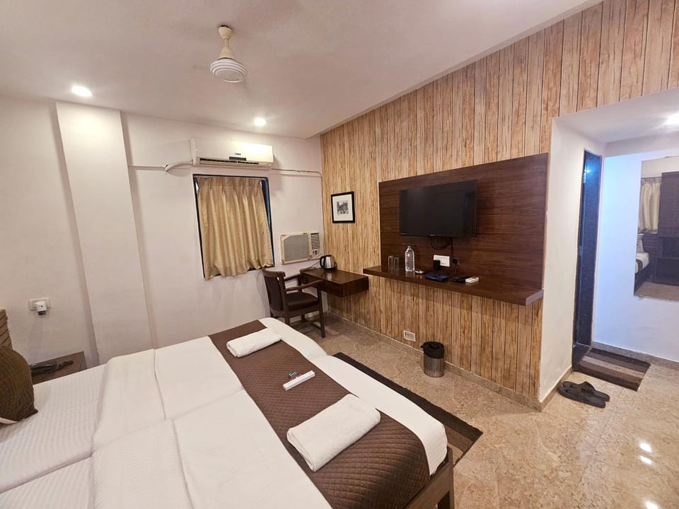 Bed, TV and multimedia, Bedroom