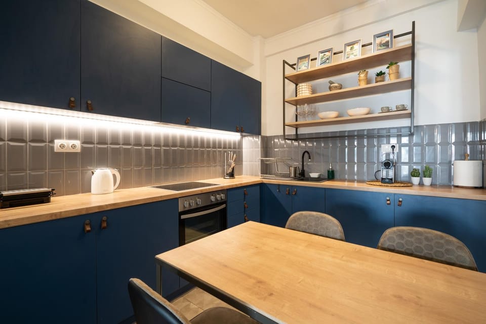 Coffee/tea facilities, Kitchen or kitchenette, Dining area, stove
