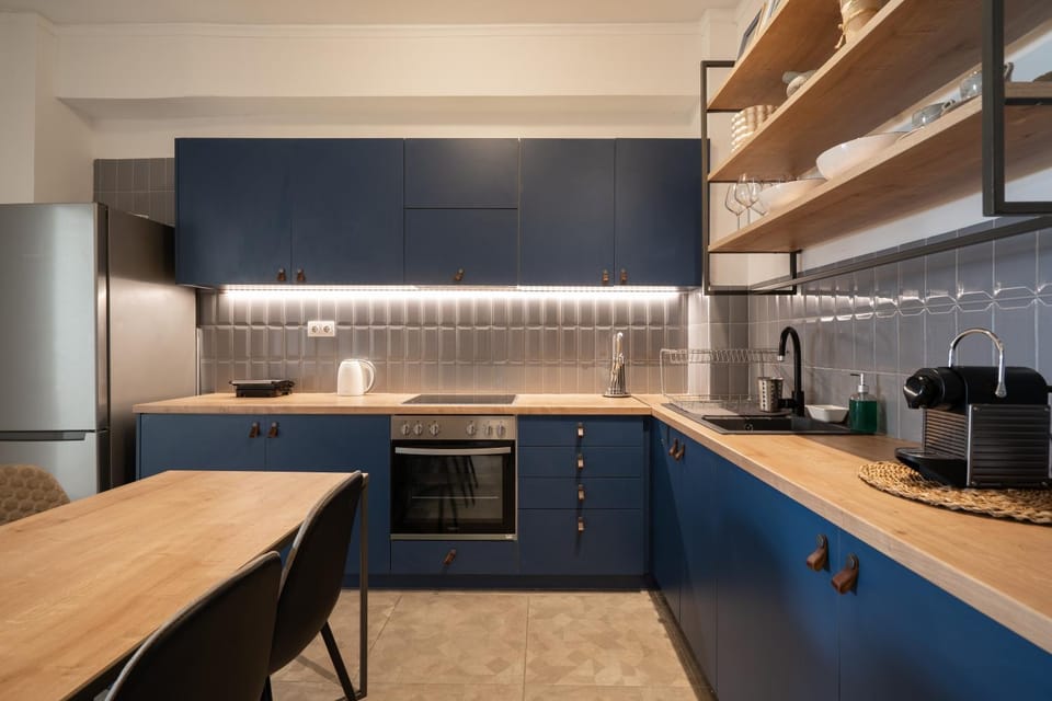 Coffee/tea facilities, Kitchen or kitchenette, Dining area, oven, stove
