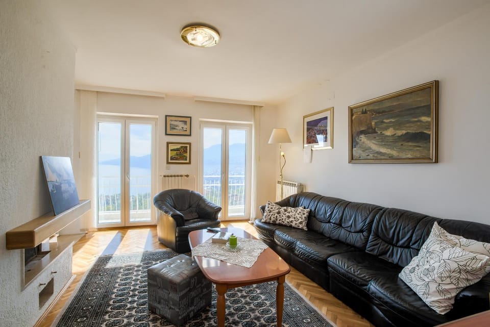 Living room, Seating area, City view, Mountain view, Sea view
