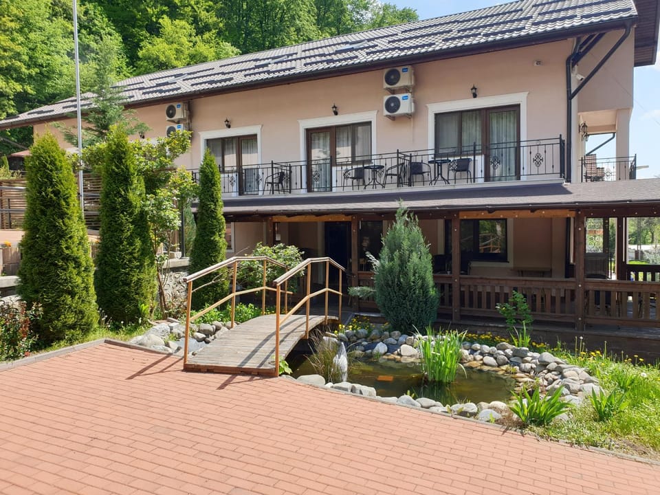 Property building, Restaurant/places to eat, Restaurant/places to eat
