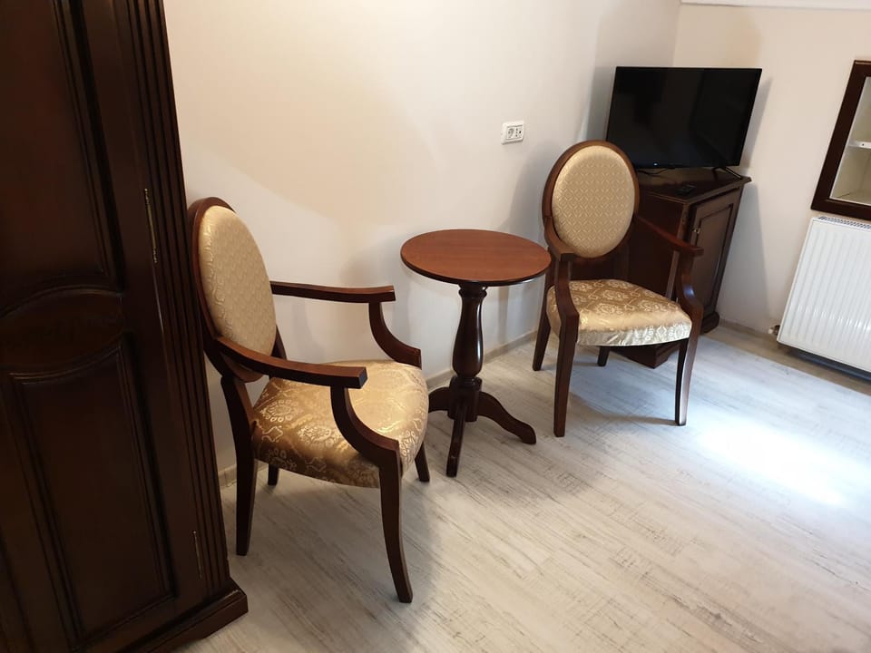 Communal lounge/ TV room, TV and multimedia, Seating area