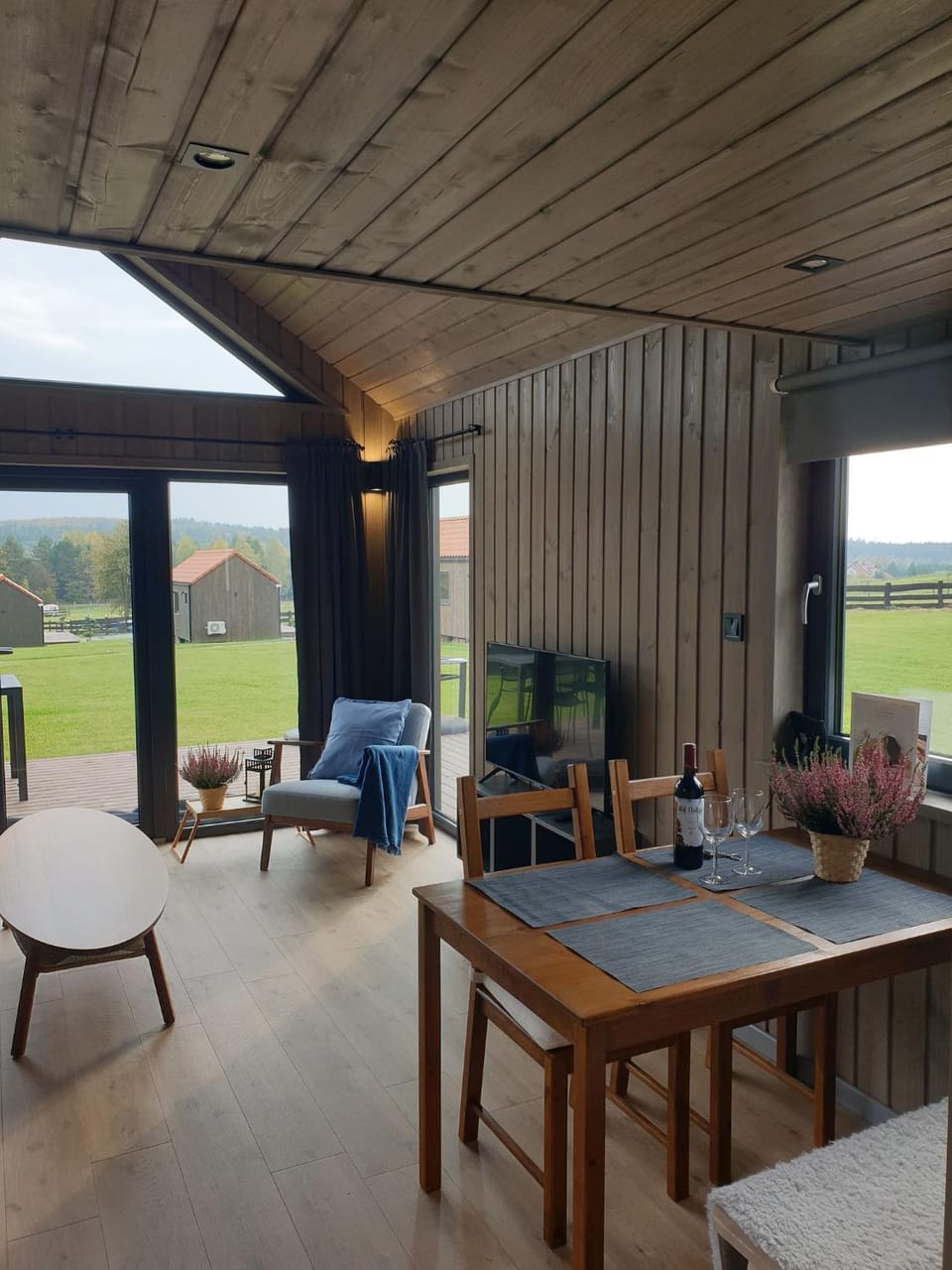 TV and multimedia, View (from property/room), Living room, Seating area, Dining area, Garden view