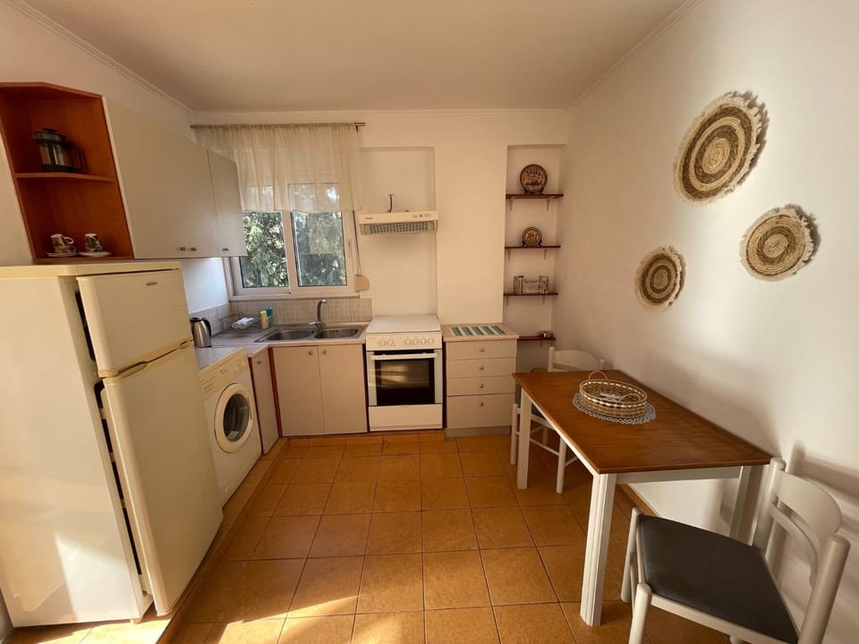 Kitchen or kitchenette, Dining area, oven, stove, toaster, washing machine