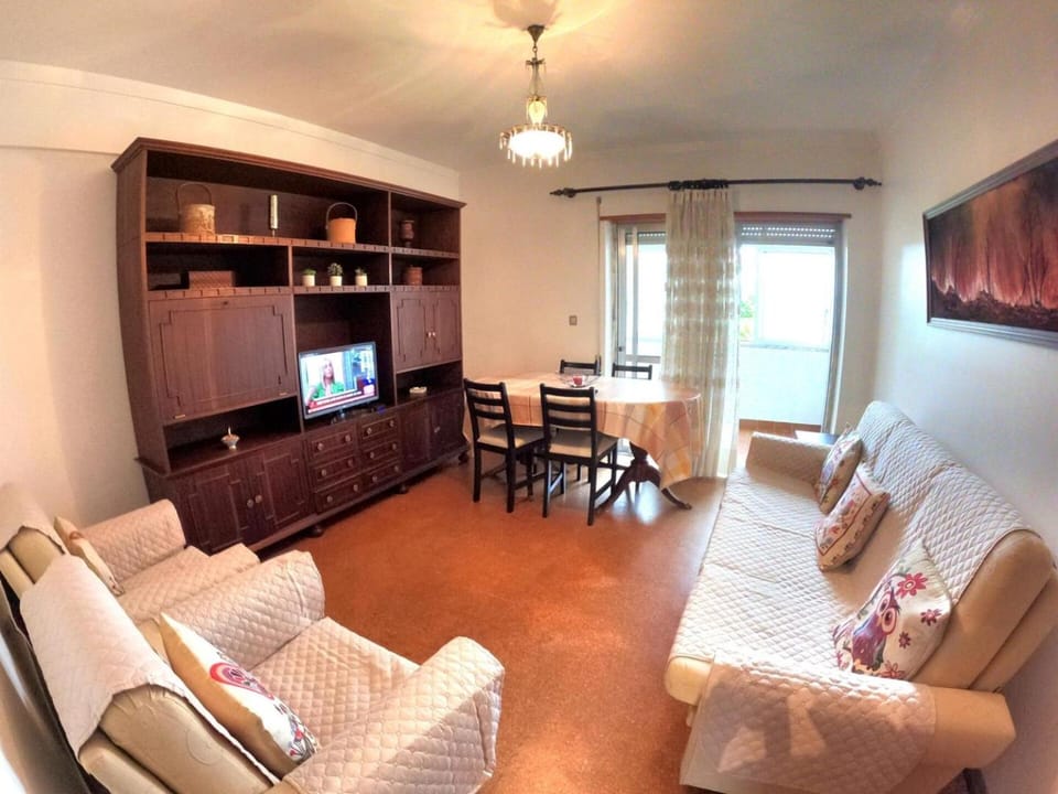 Carcavelos, 3 bedroom renovated, S. D. Rana Apartment in Carcavelos