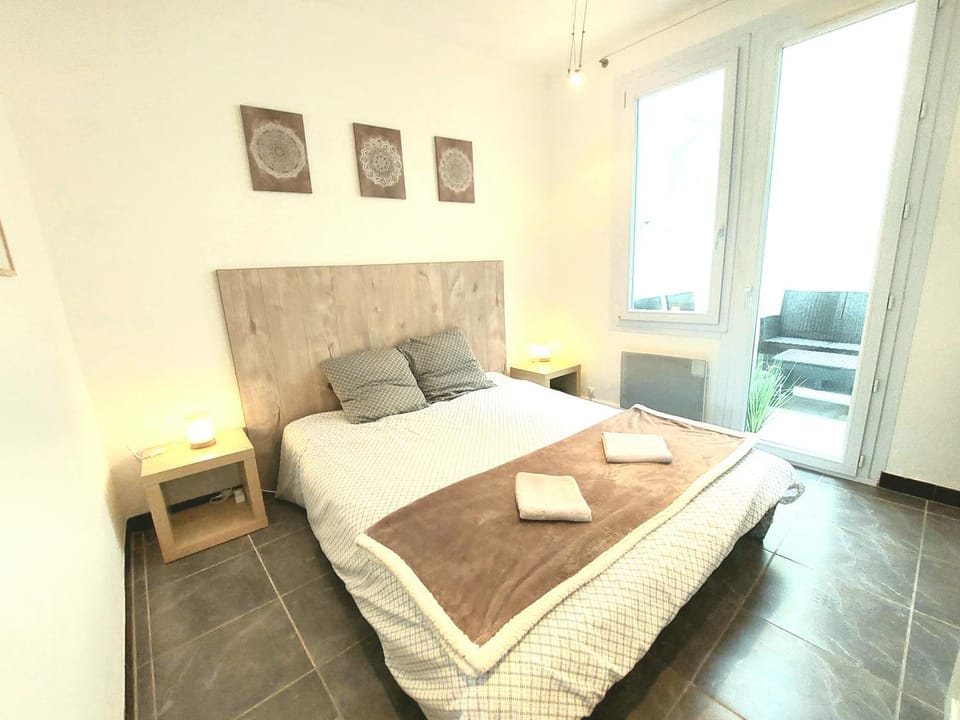 Bed, Photo of the whole room, Bedroom, towels