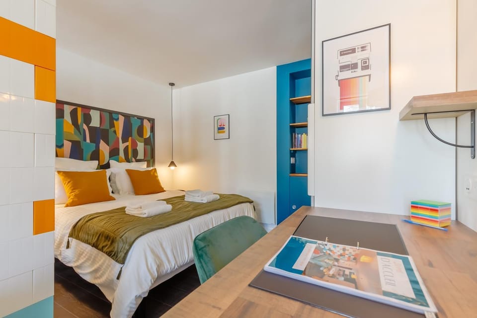 Bed, Library, Photo of the whole room, Seating area, Bedroom
