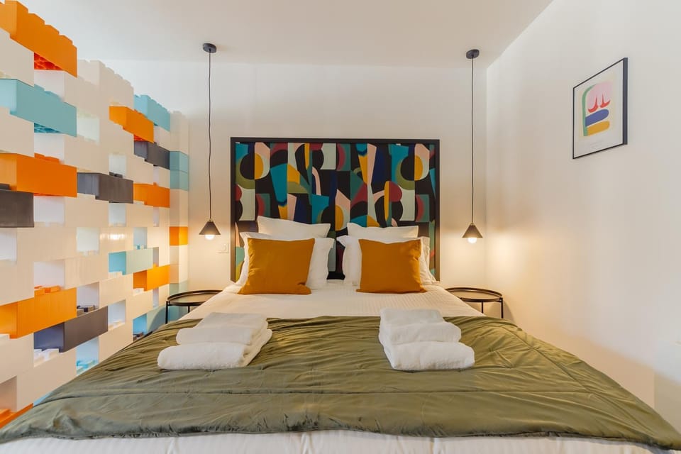 Bed, Bedroom, towels