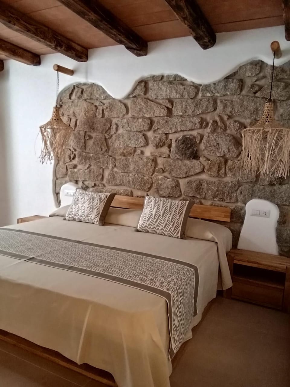 Bed, Photo of the whole room, Decorative detail, Bedroom