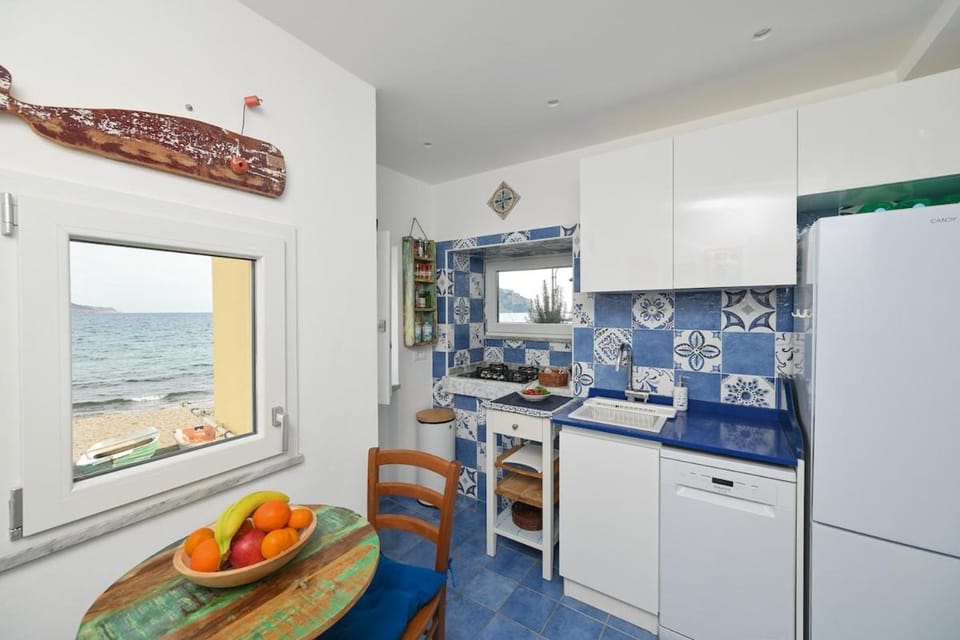 Kitchen or kitchenette, Dining area, Sea view