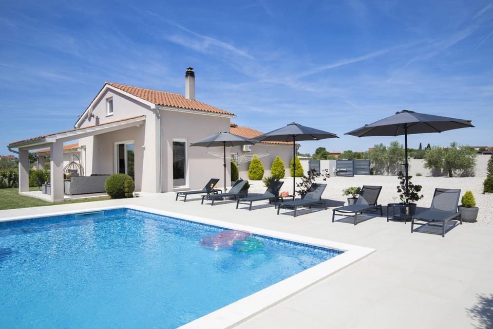 Property building, Day, Swimming pool, sunbed