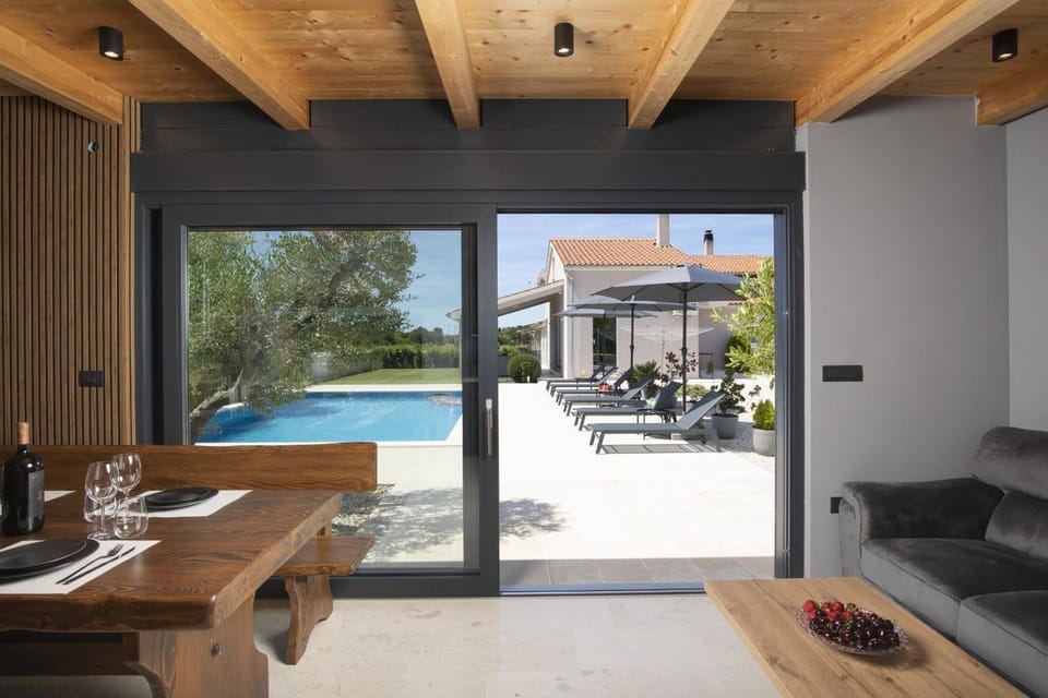 Seating area, Dining area, Swimming pool, sunbed