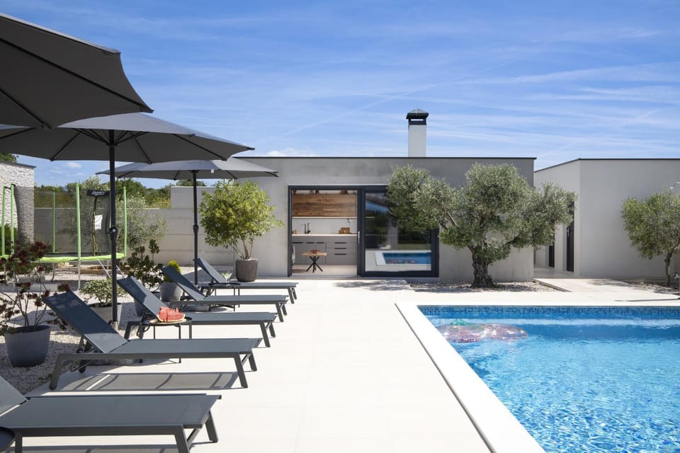 Day, Swimming pool, sunbed