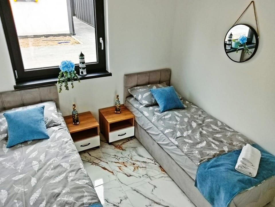 Bed, Living room, Photo of the whole room, Bedroom, towels