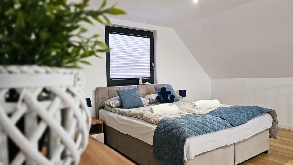 Bed, Living room, Photo of the whole room, Bedroom, towels