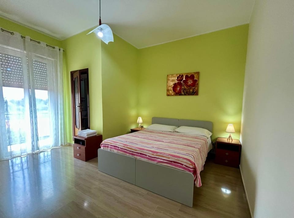 Photo of the whole room, Bedroom
