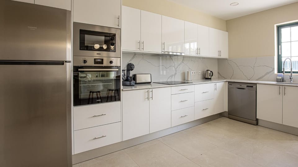 Kitchen or kitchenette, Communal kitchen