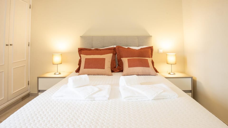Bed, Photo of the whole room, Bedroom, air conditioner