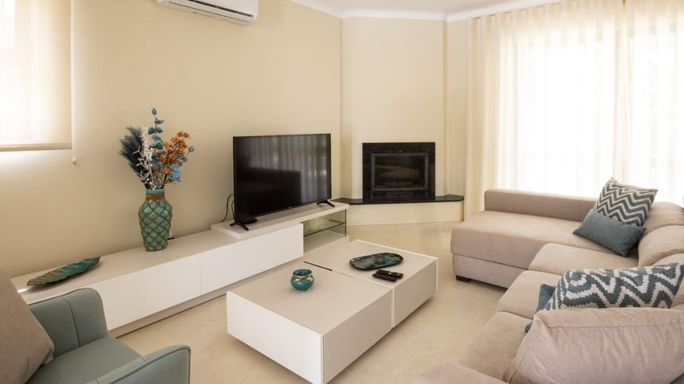 TV and multimedia, Living room, Seating area, air conditioner