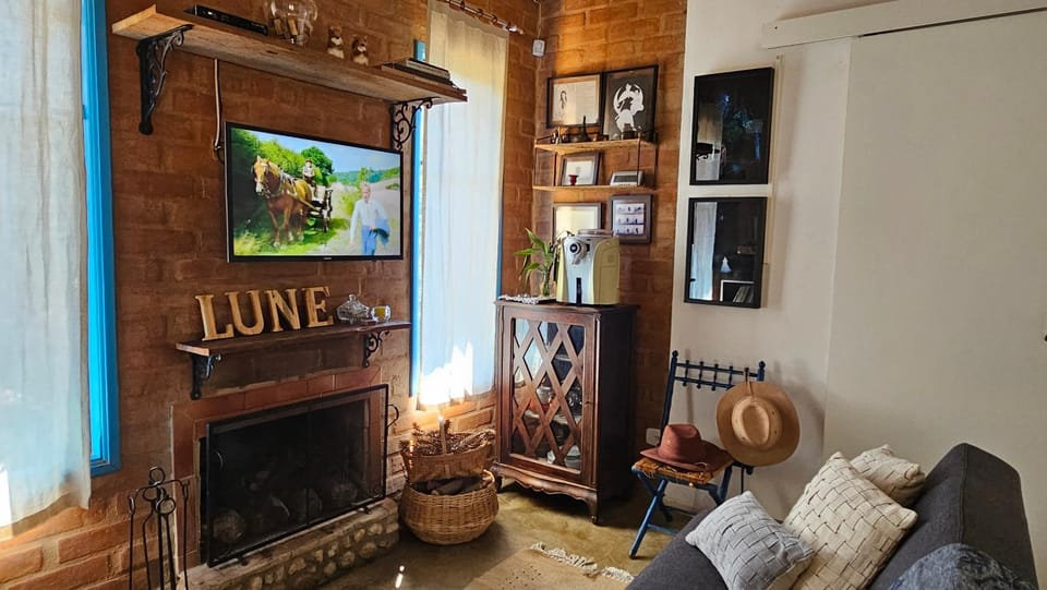 TV and multimedia, Living room, Decorative detail, Seating area, Evening entertainment