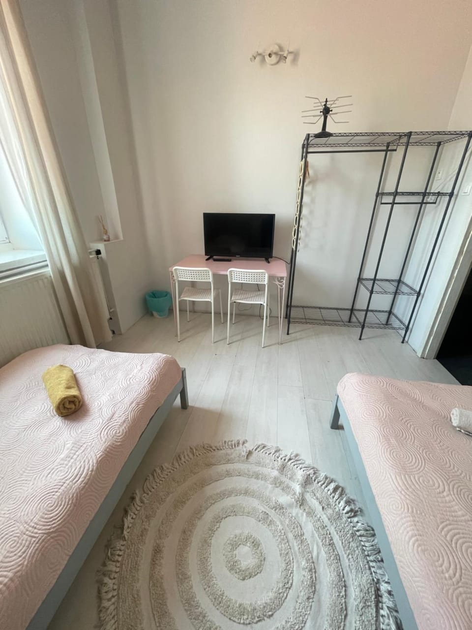 Bed, TV and multimedia, Photo of the whole room, towels
