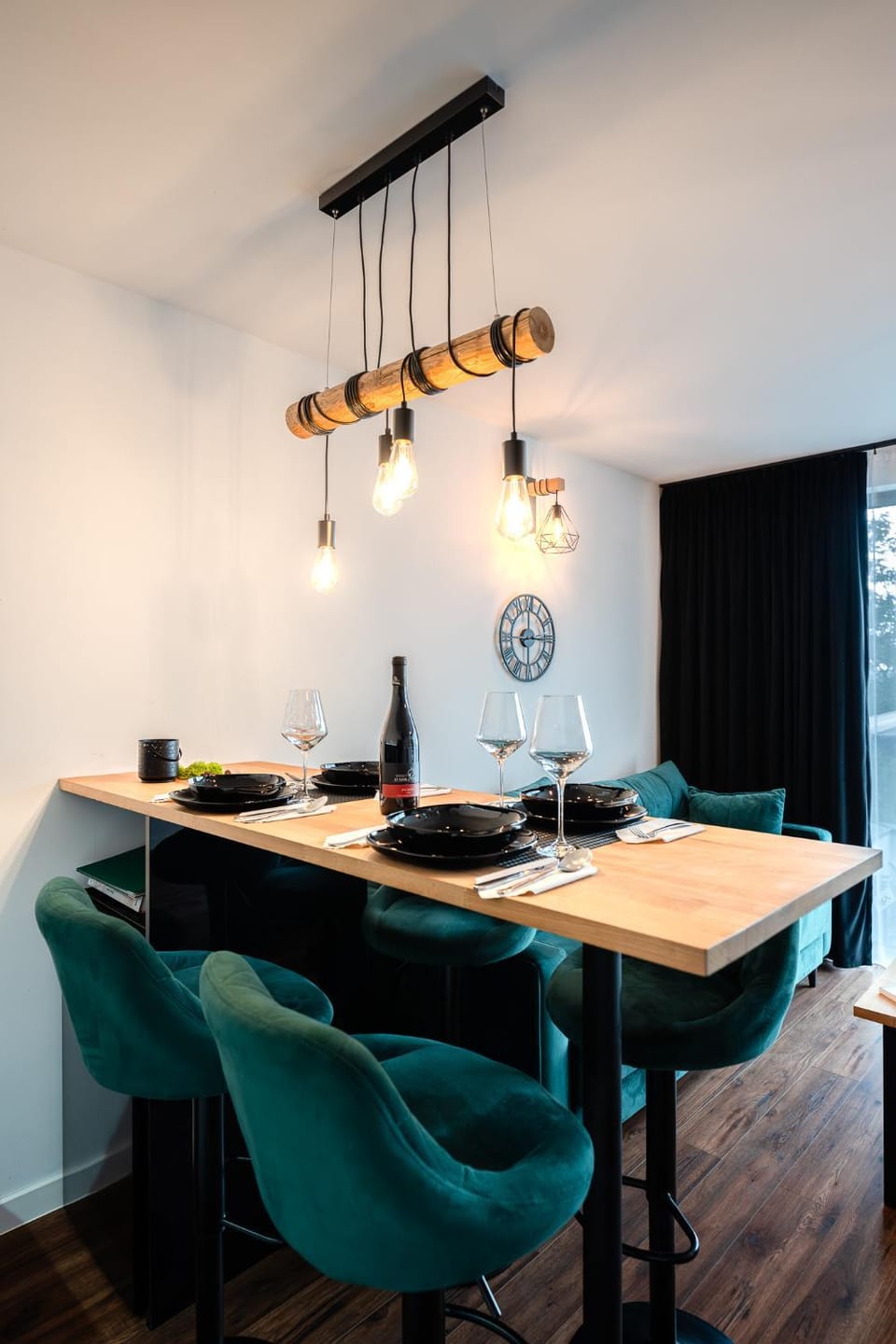 View (from property/room), Living room, Decorative detail, Seating area, Area and facilities, Area and facilities, Alcoholic drinks
