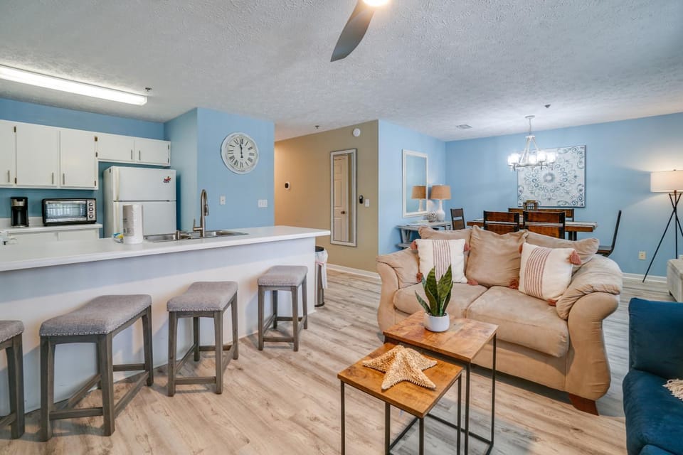 Kitchen or kitchenette, Living room, Decorative detail, Seating area, Dining area, fireplace, locker, air conditioner