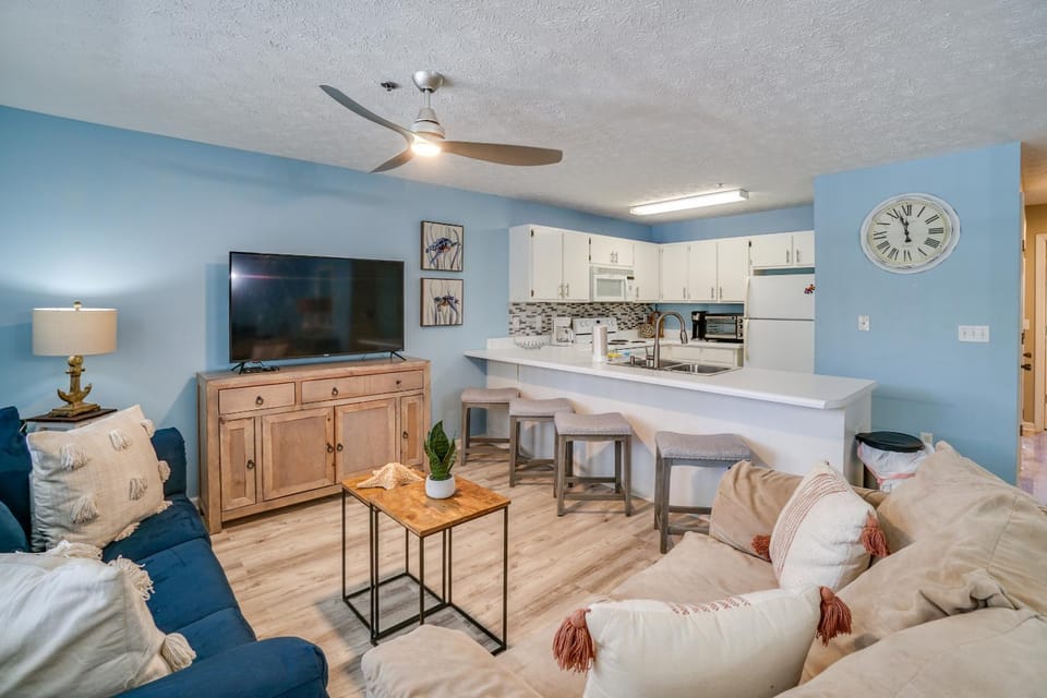 TV and multimedia, Kitchen or kitchenette, Living room, Decorative detail, Seating area, Dining area, fireplace, locker, air conditioner