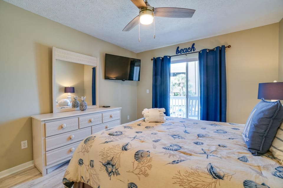 Bed, TV and multimedia, Decorative detail, Bedroom, fireplace, locker, air conditioner