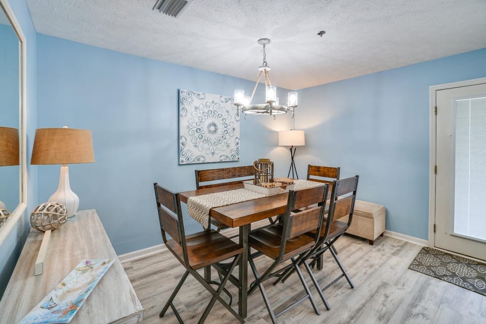 Decorative detail, Seating area, Dining area