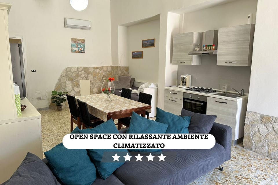 Kitchen or kitchenette, Living room, Seating area, Dining area, Text overlay, oven, pet friendly, stove