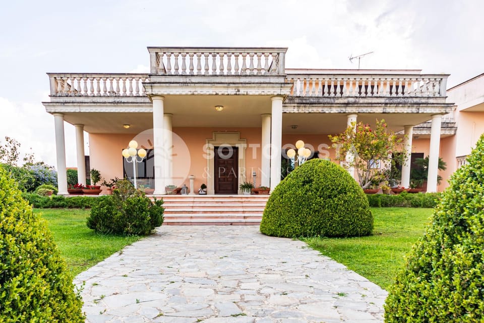 Property building, Facade/entrance, Garden, Garden view