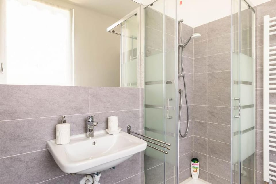 Shower, Bathroom, towels