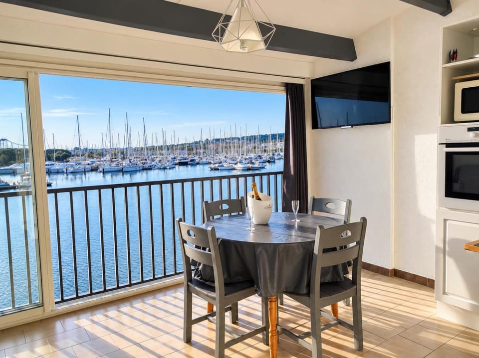 T2 VUE MER avec PARKING PISCINE TENNIS BOULODROME PARC ENFANTS Apartment in Agde