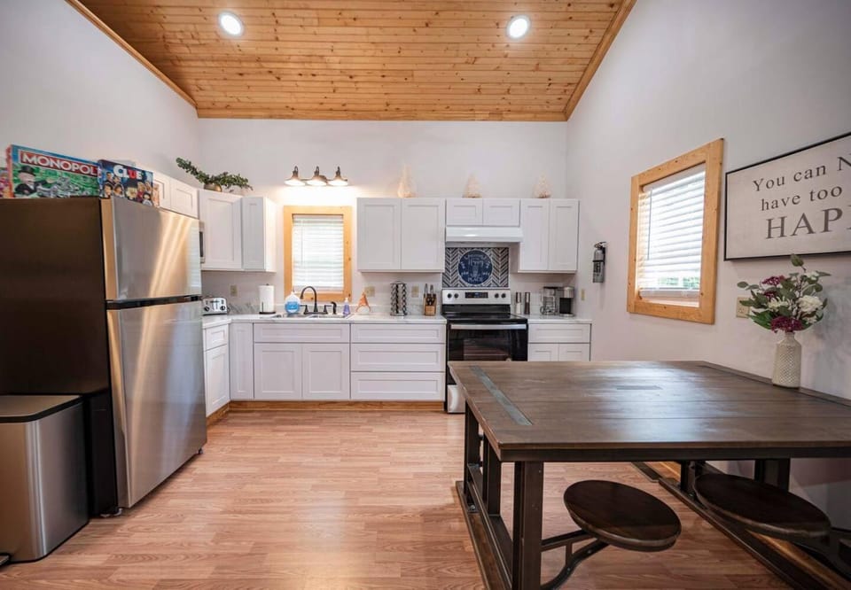 Light And Bright Cabin Close To Pates Ford Marina Cabin in Center Hill Lake