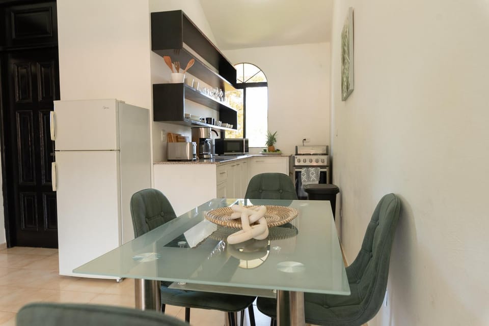 Kitchen or kitchenette, Dining area, minibar, stove