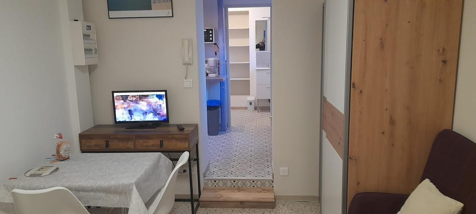Locations IDEALOGIS Studios et T2 avec WIFI LAVERIE VELOS Apartment in Nouvelle-Aquitaine