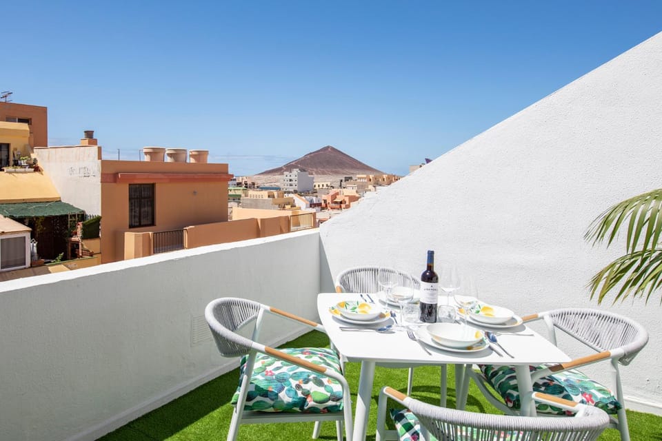 Balcony/Terrace, Dining area, Mountain view