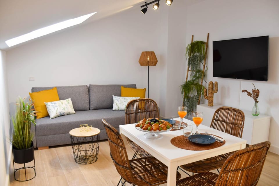 TV and multimedia, Seating area, Dining area