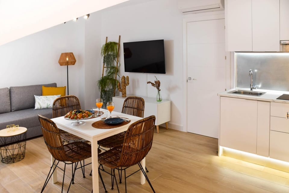 TV and multimedia, Lobby or reception, Seating area, Dining area