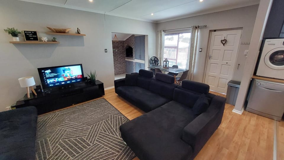 Stylish open plan Townhouse Apartment in Port Elizabeth