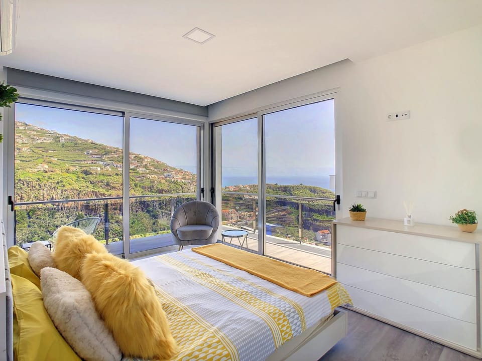 Photo of the whole room, City view, Mountain view