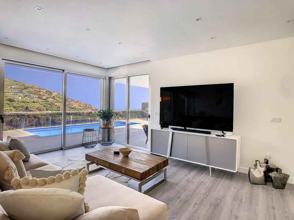 TV and multimedia, Living room, Seating area, Sea view