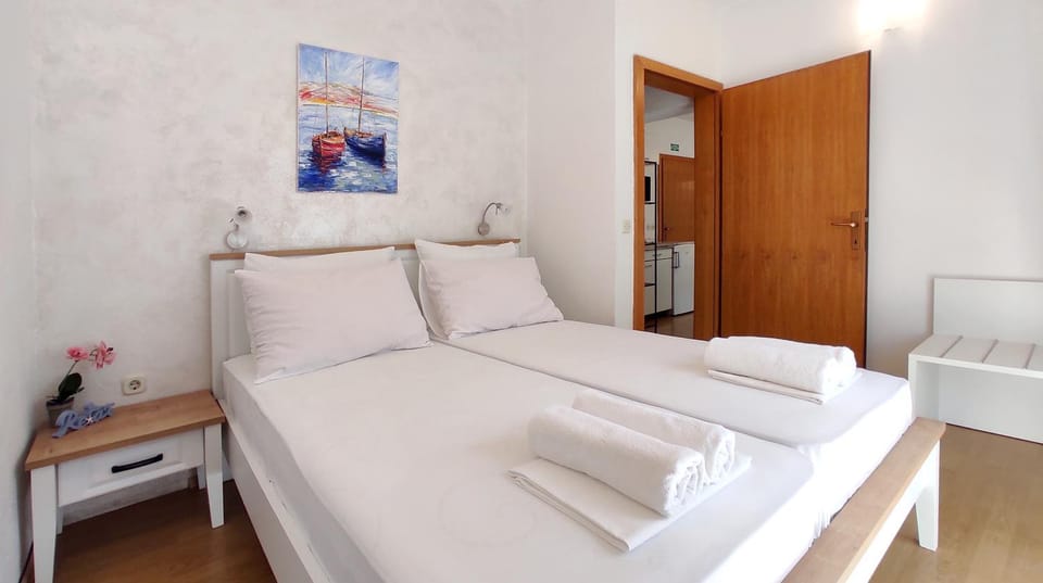 Bed, Bedroom, towels