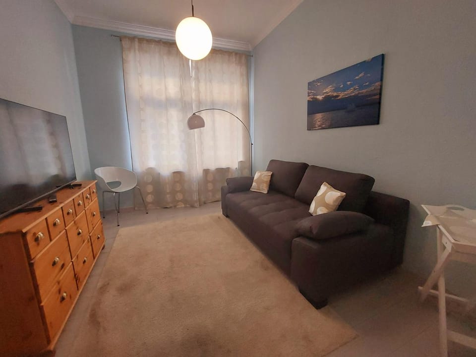 TV and multimedia, Living room, Seating area, Evening entertainment