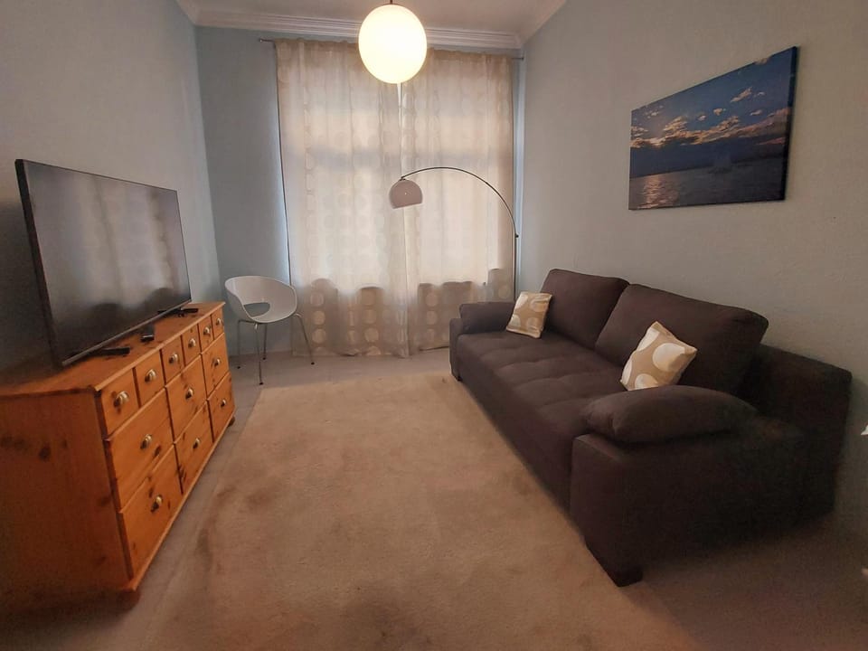 TV and multimedia, Living room, Seating area, Evening entertainment
