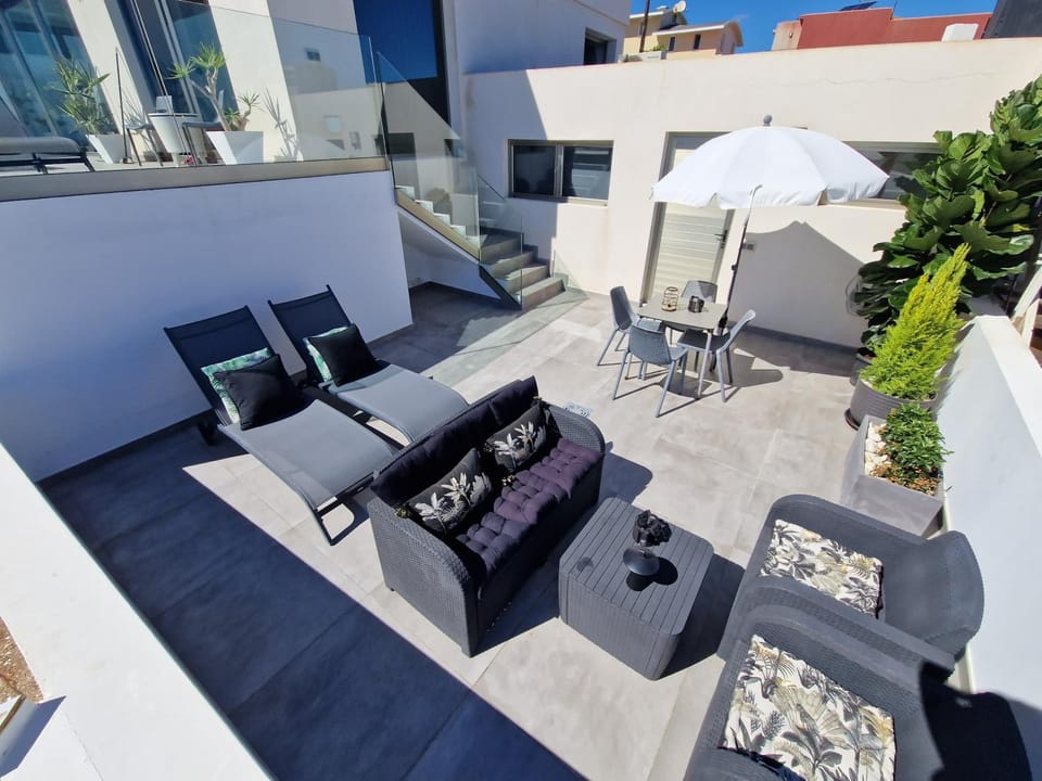 Property building, Patio, Day, View (from property/room), Balcony/Terrace, Seating area, Dining area, sunbed