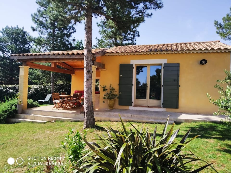 Proche Uzès petit gîte avec grande cuisine d'été et piscine House in Provence-Alpes-Côte d'Azur