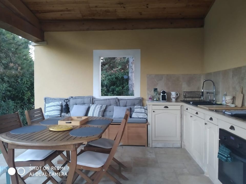 Kitchen or kitchenette, Living room, Dining area, pet friendly, stove